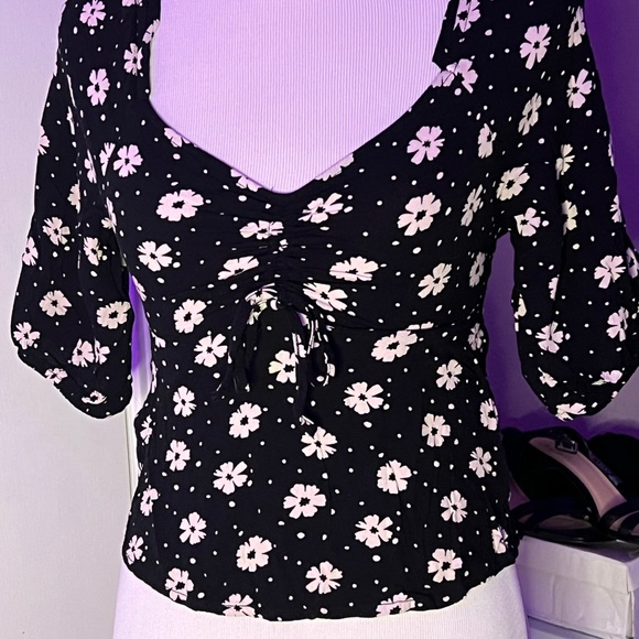 Flowery black and white top - Picture 1 of 3